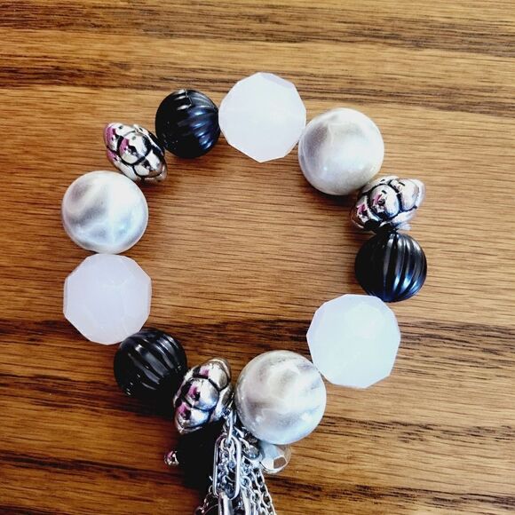 New stretchy band bracelet with dangle detail charms - Picture 4 of 5